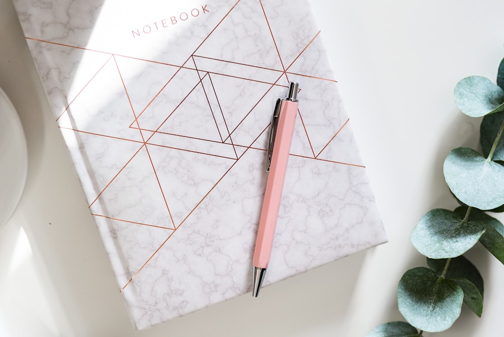 caneta rosa clique no notebook