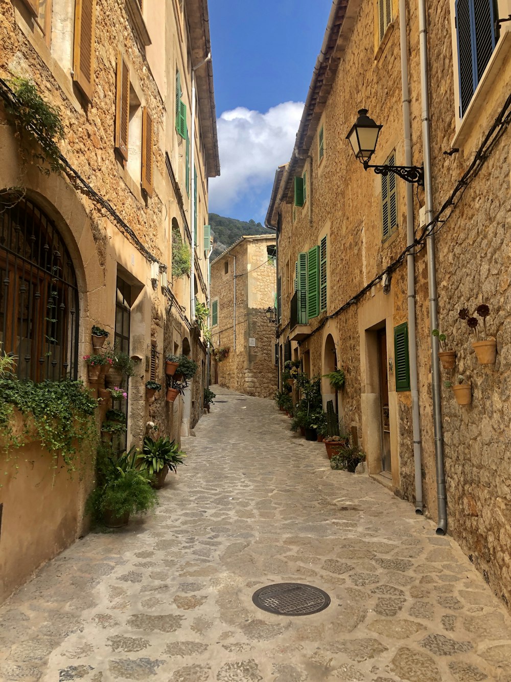 architectural photography of alleyway