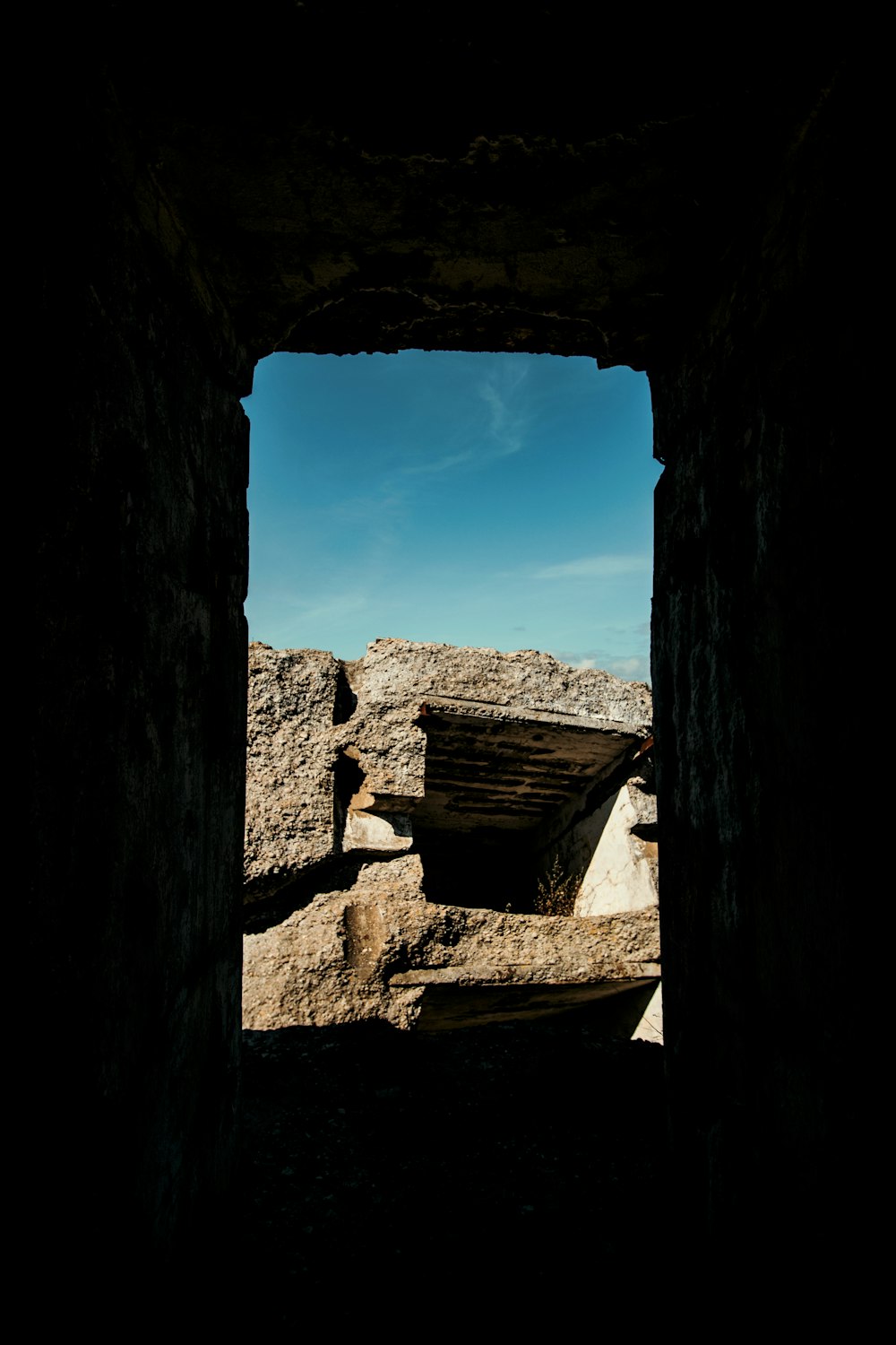 Una estructura de piedra con un fondo de cielo