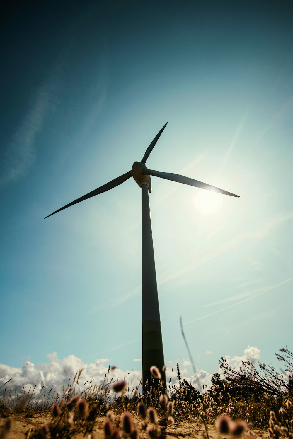 Photo en contre-plongée d’une éolienne