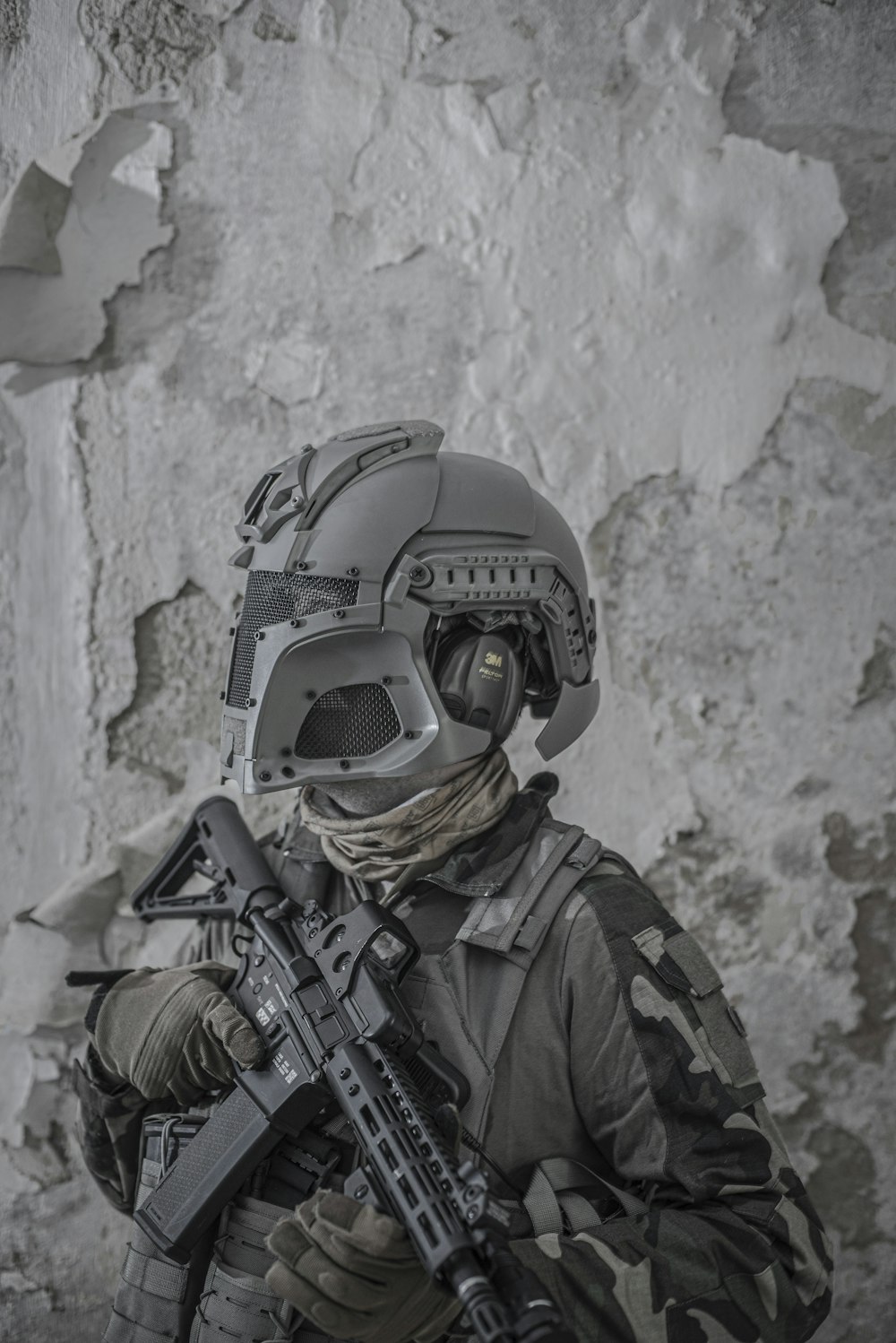 군인의 회색조 사진
