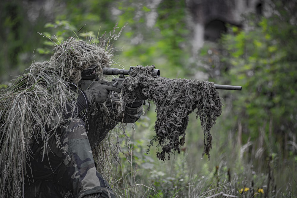 Scharfschütze mit Ghillie in der selektiven Fokusfotografie