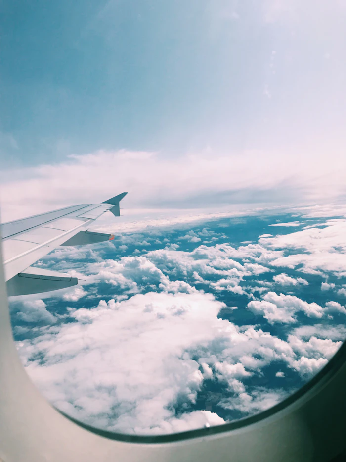 Ala de un avión sobre un mar de nubes, vista desde la ventanilla