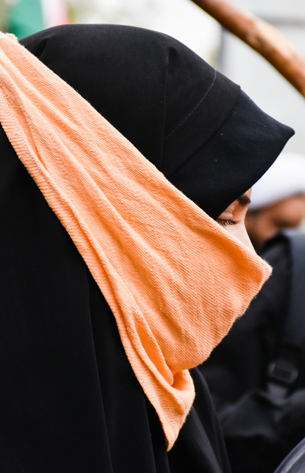 Frau trägt schwarzes Abaya-Kleid