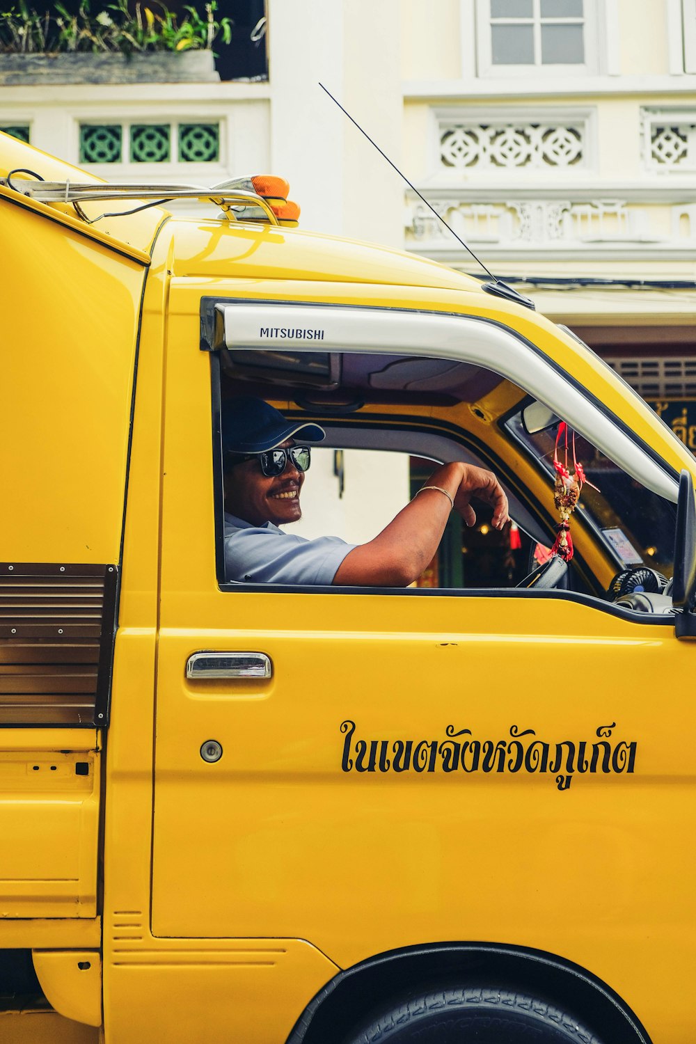 Conductor masculino de camión amarillo