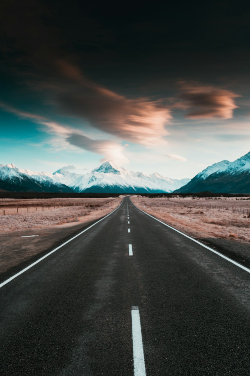 Carretera vacía cerca de la montaña