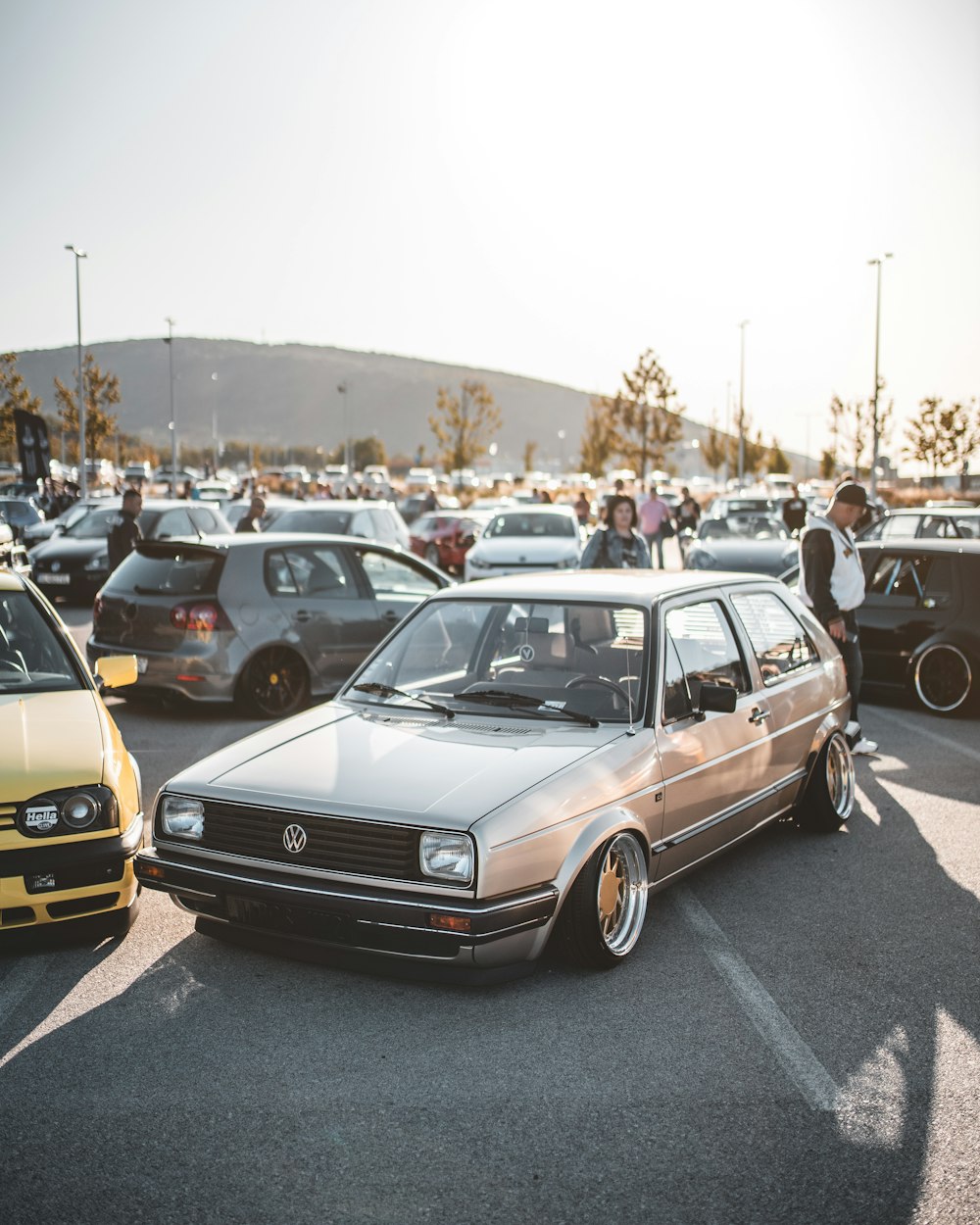 persone sul parcheggio