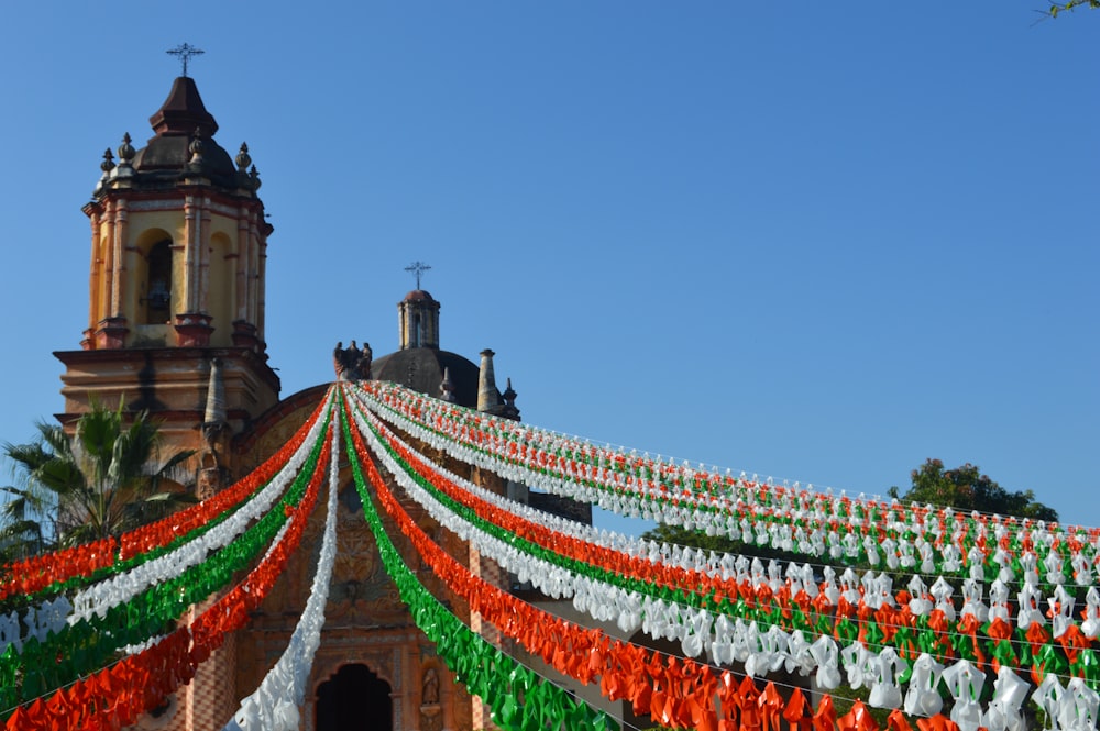 banderines blancos, rojos y verdes