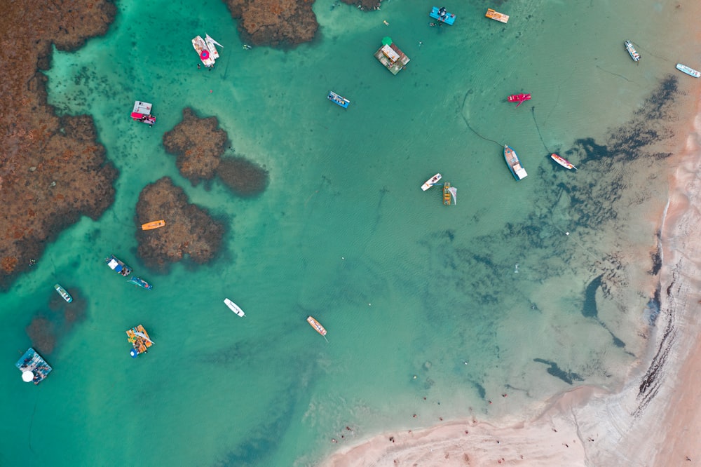 barcos no corpo d'água