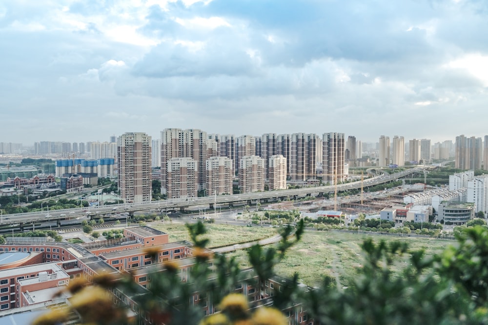 Foto de ángulo alto de paisaje urbano