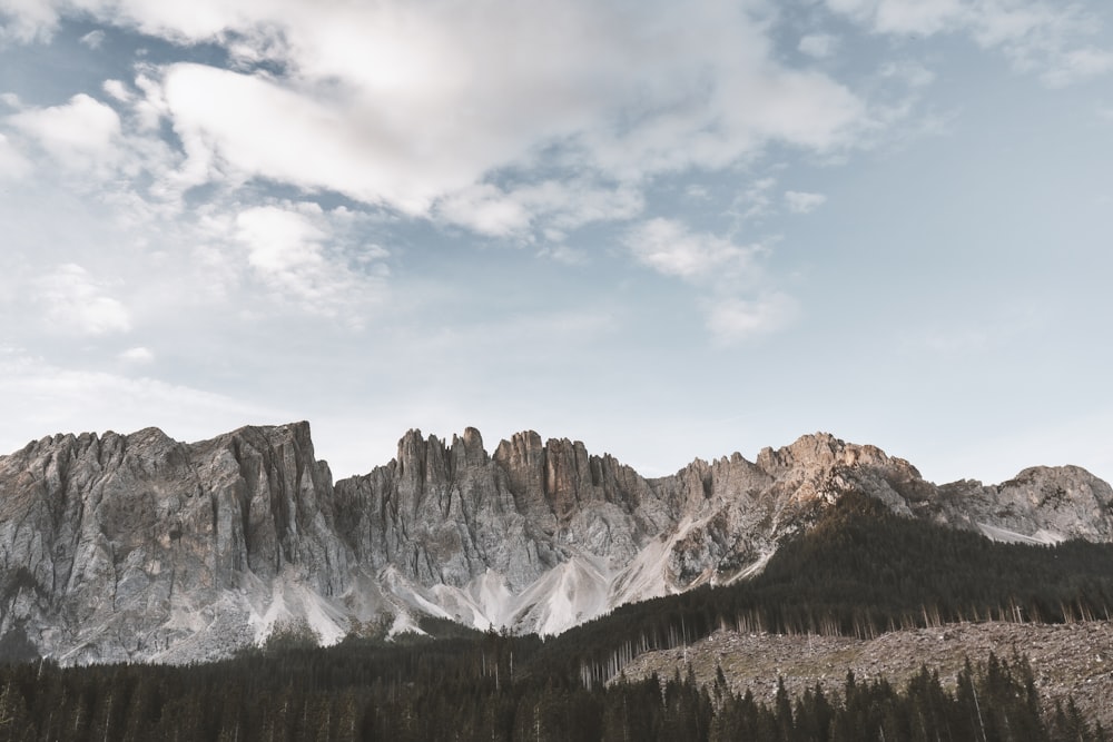 fotografia di paesaggio della montagna grigia e marrone