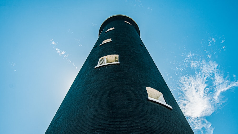 fotografia de baixo ângulo da torre de concreto