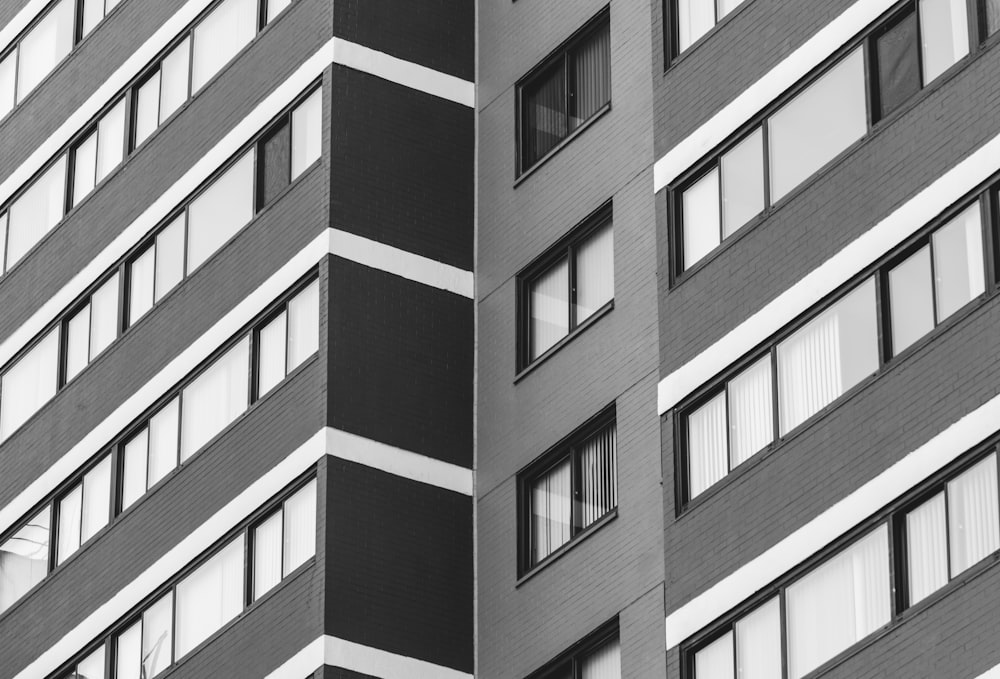 Una foto en blanco y negro de un edificio alto