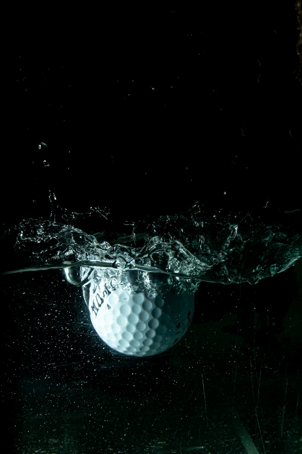 水に白いゴルフボール