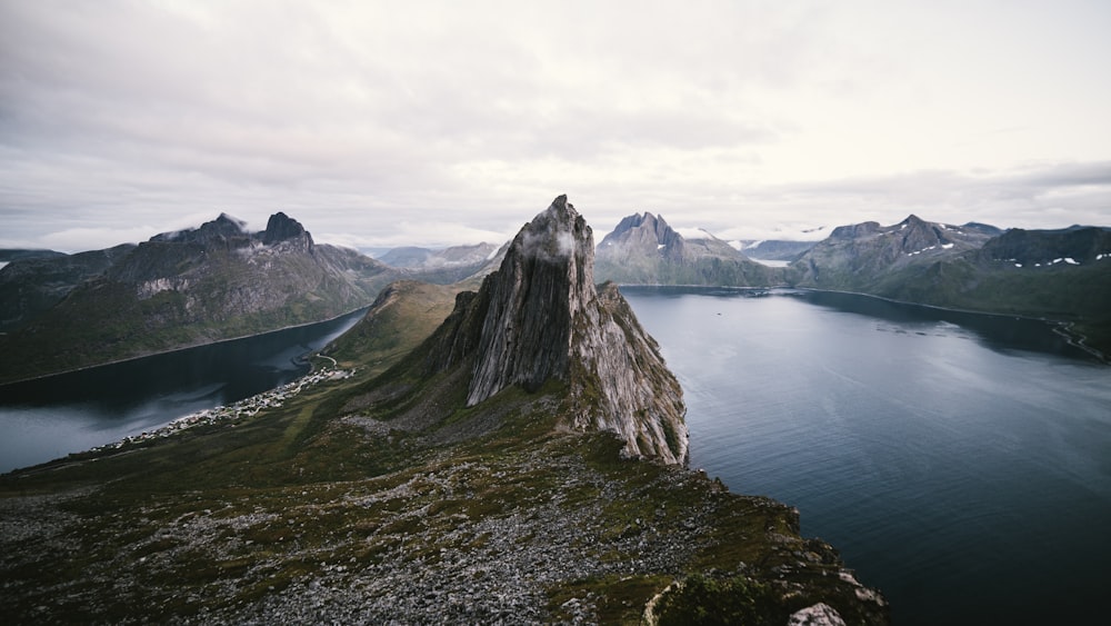 roches grises près du lac