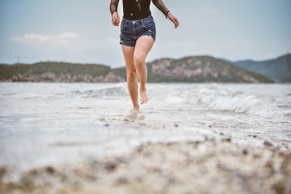 donna che corre in riva al mare