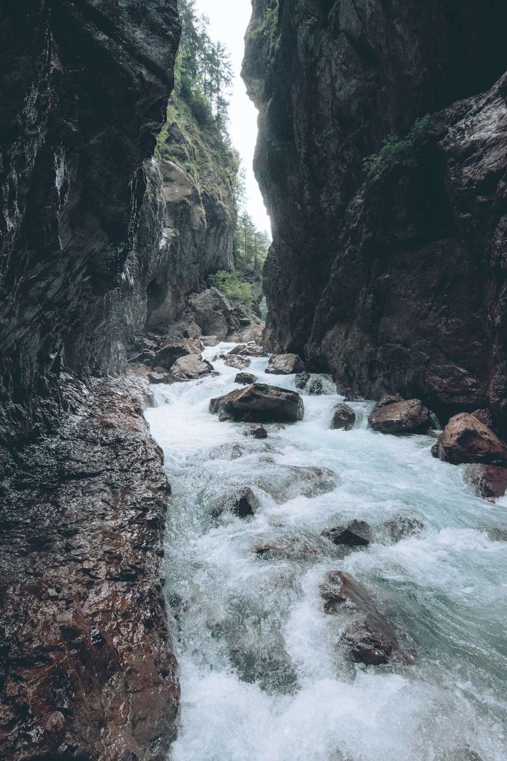 river in between rocks
