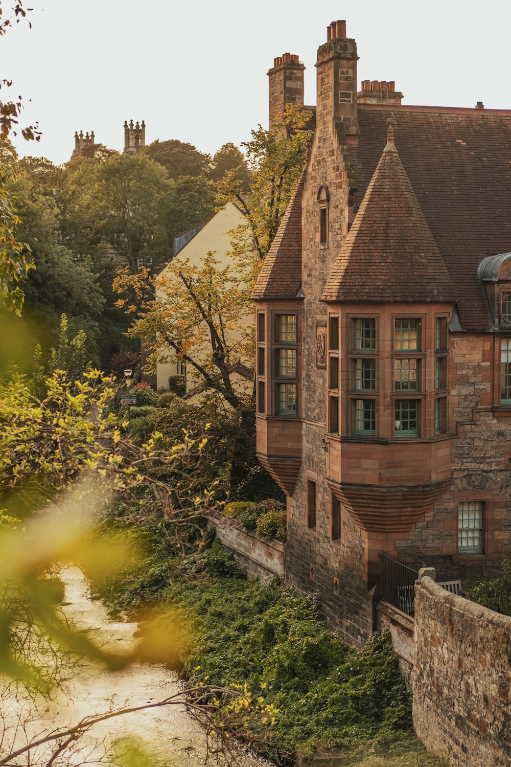 Bâtiment en brique brune près des arbres