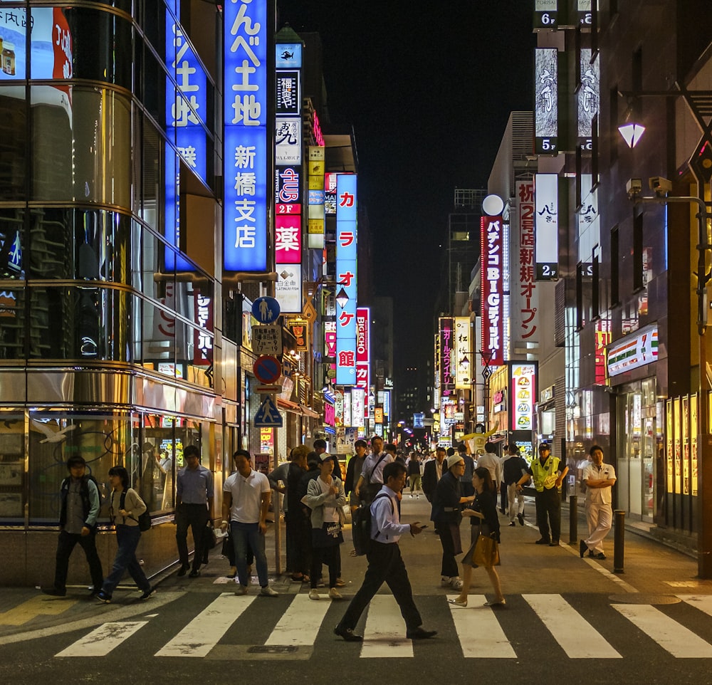 歩行者専用レーンを横断する人々