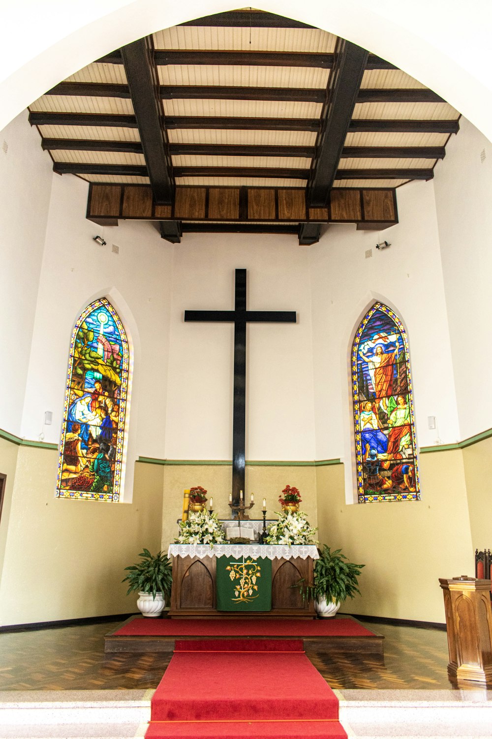 Croix en bois noir à l’intérieur de l’église blanche