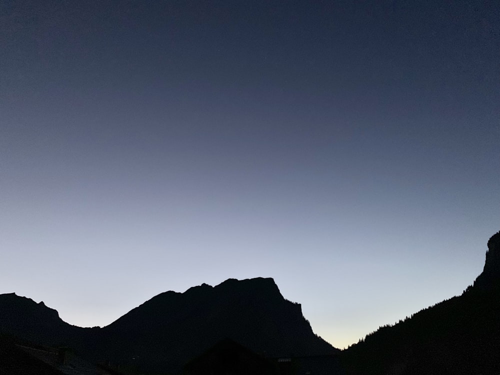 silhueta da montanha durante a noite