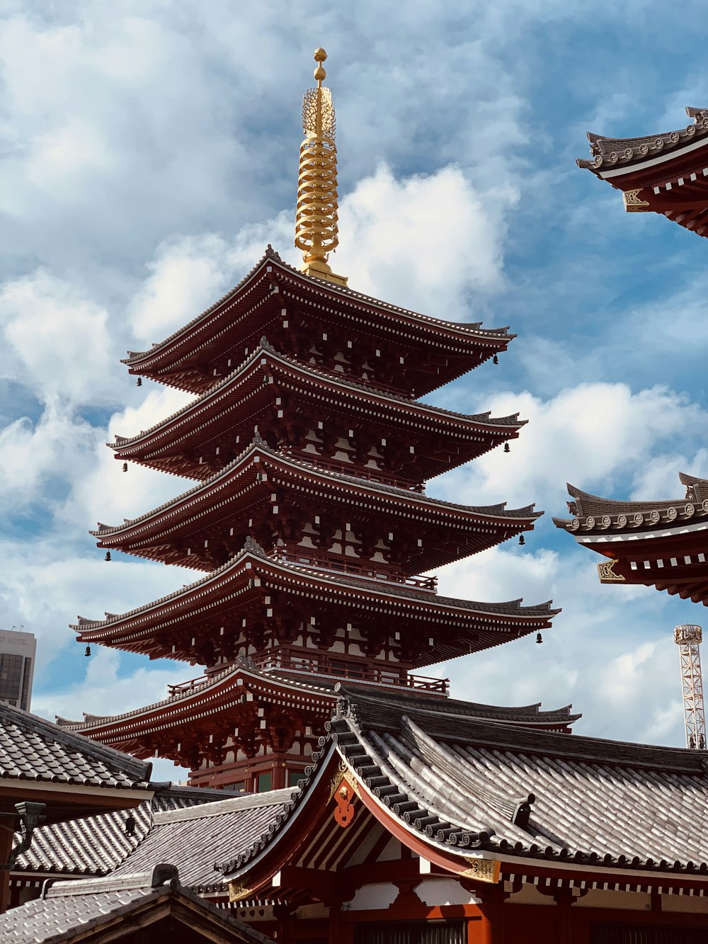 Temple de la pagode brune pendant la journée