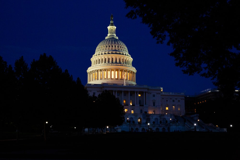 La Casa Blanca bajo el cielo despejado por la noche