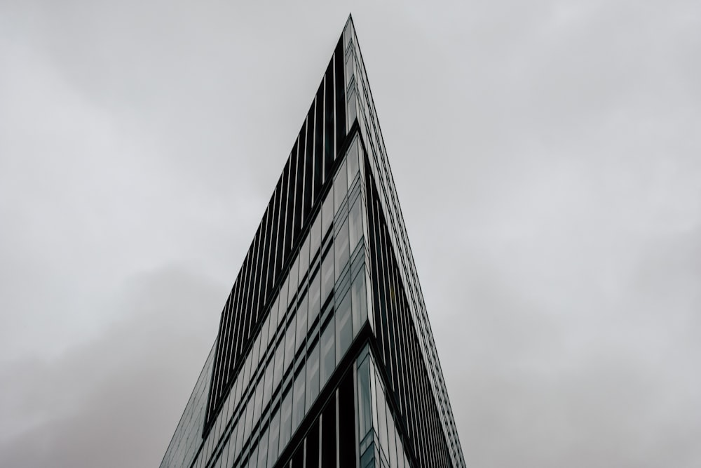 bâtiment en verre pointu