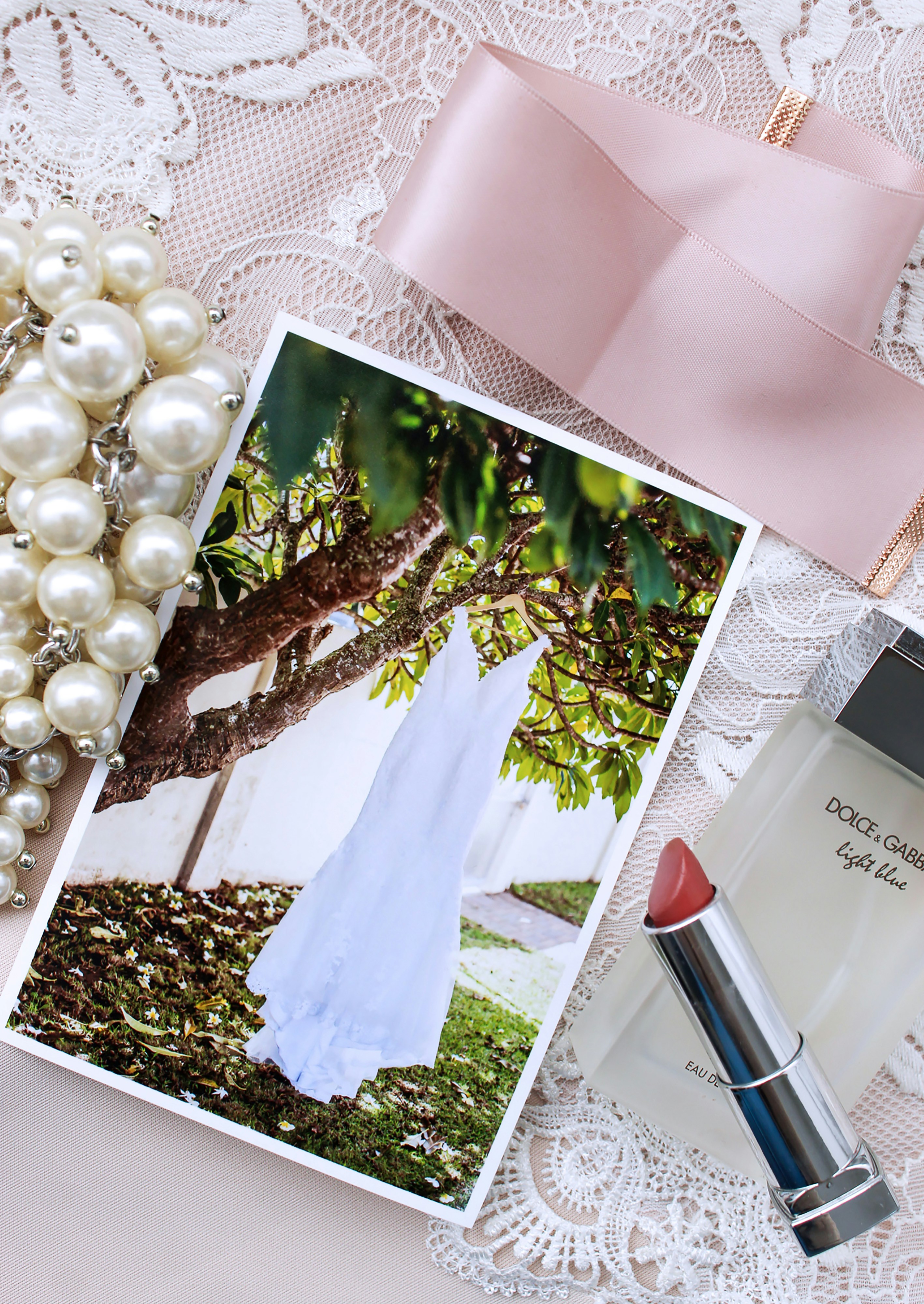 imagen del vestido sobre la superficie blanca