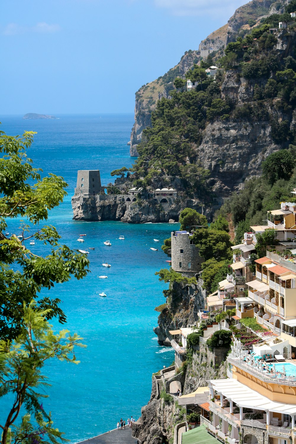 Edifici sulla collina di fronte all'oceano