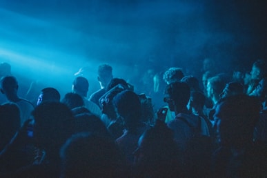 люди в барі