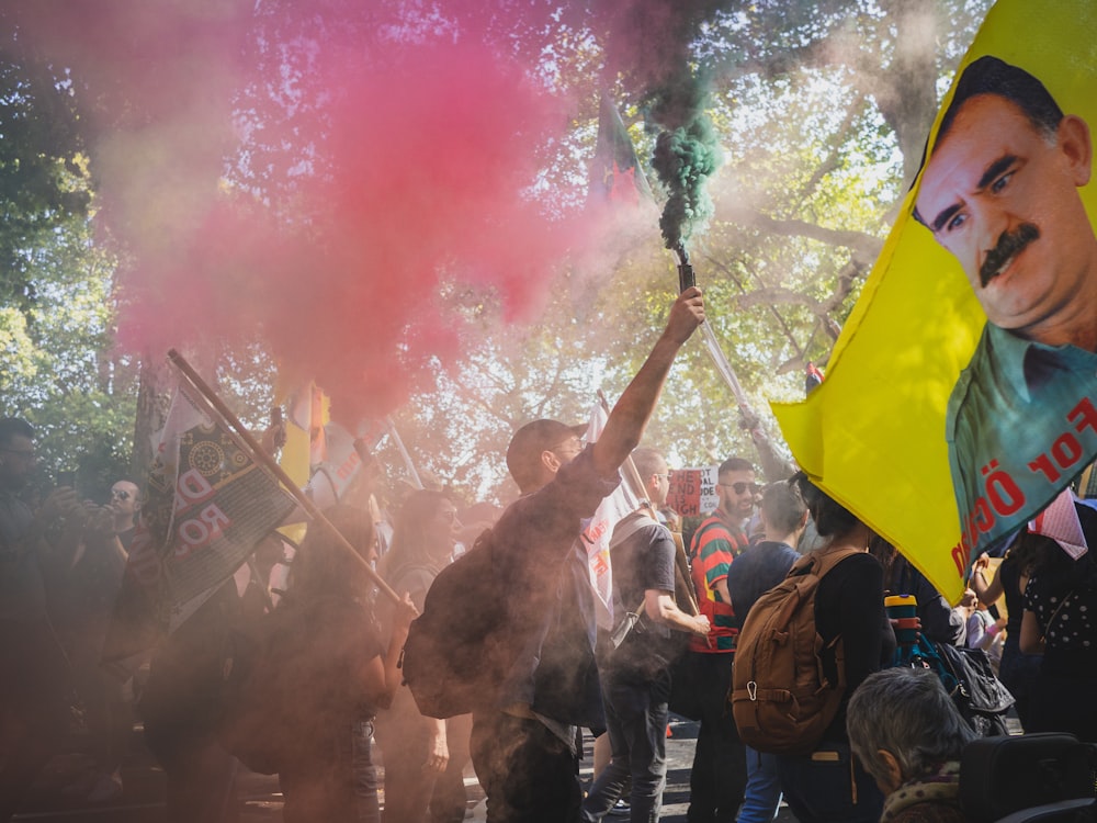 persone che tengono fumogeno e striscioni