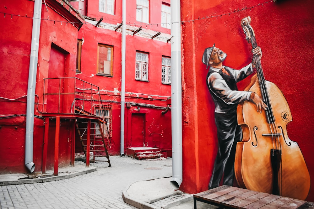 Hombre tocando mural de violonchelo