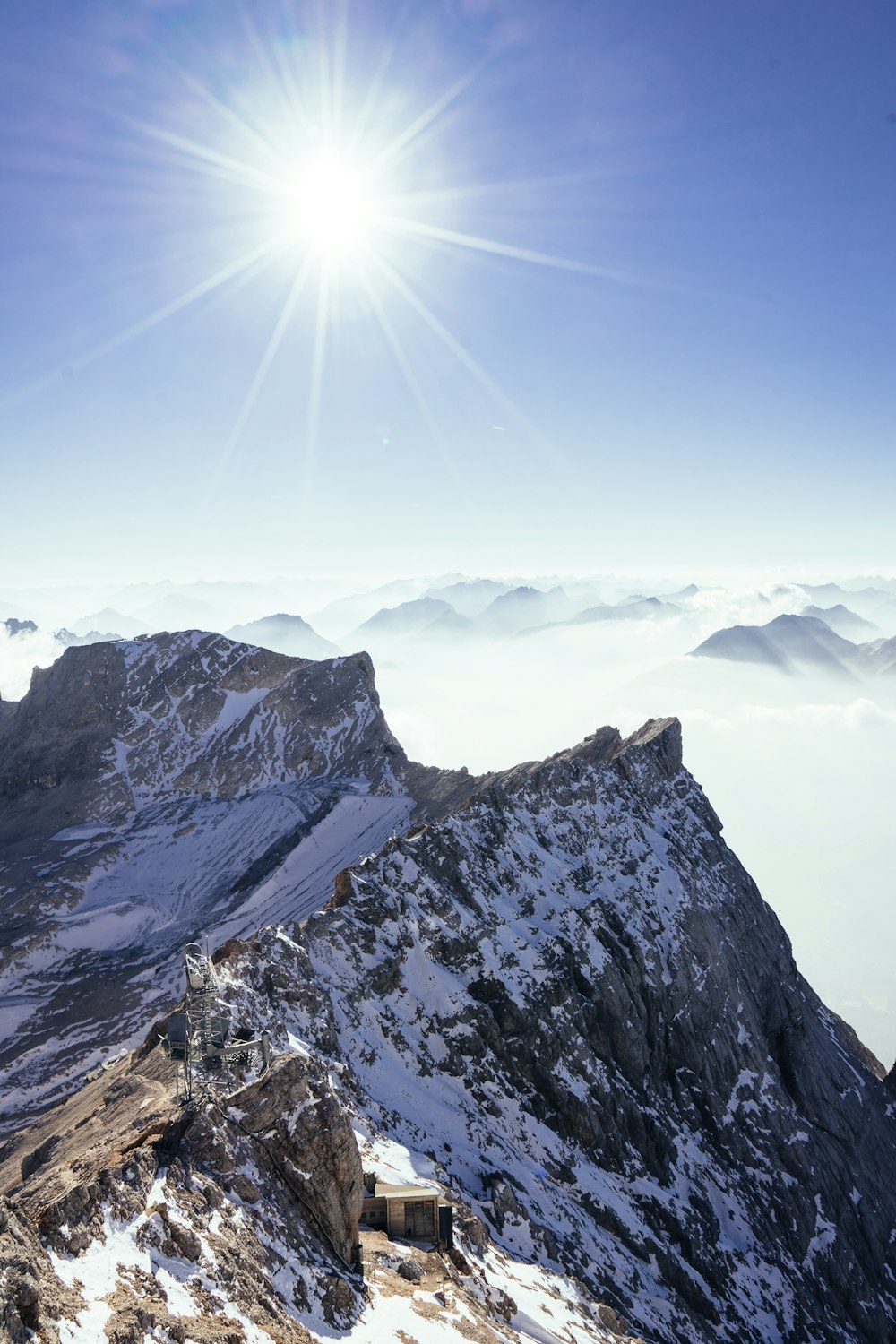 Montanha marrom durante o dia