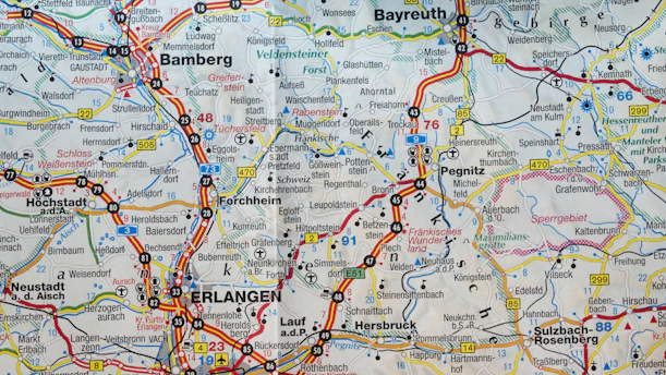 Detalhe de mapa rodoviário com nomes de localidades e trajetos