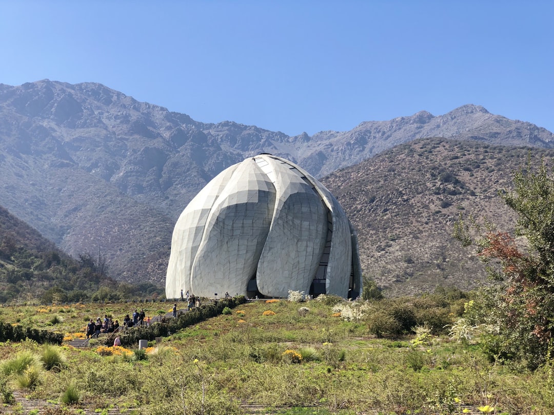 gray building, Templo Bahá