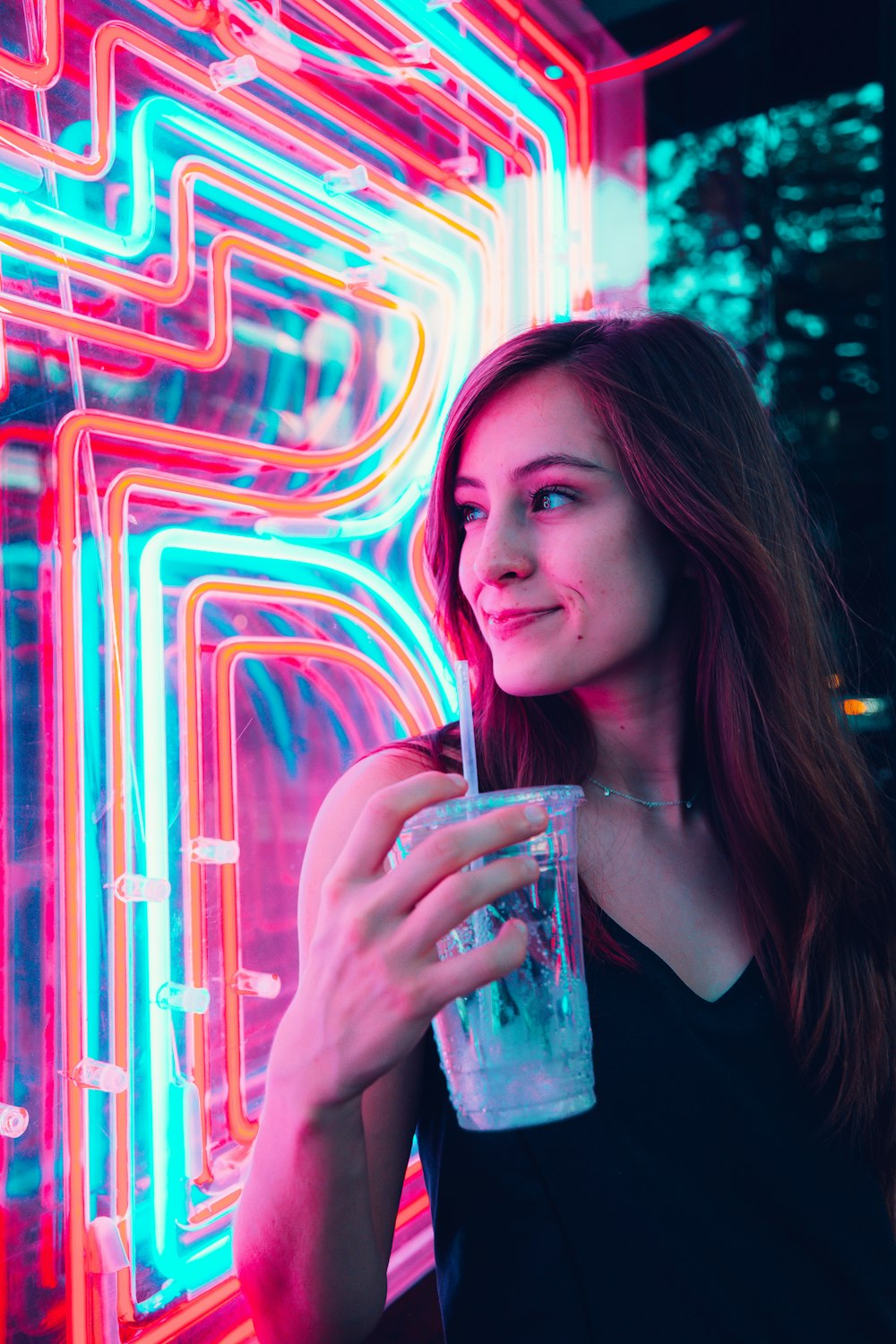 Mujer sosteniendo un vaso desechable