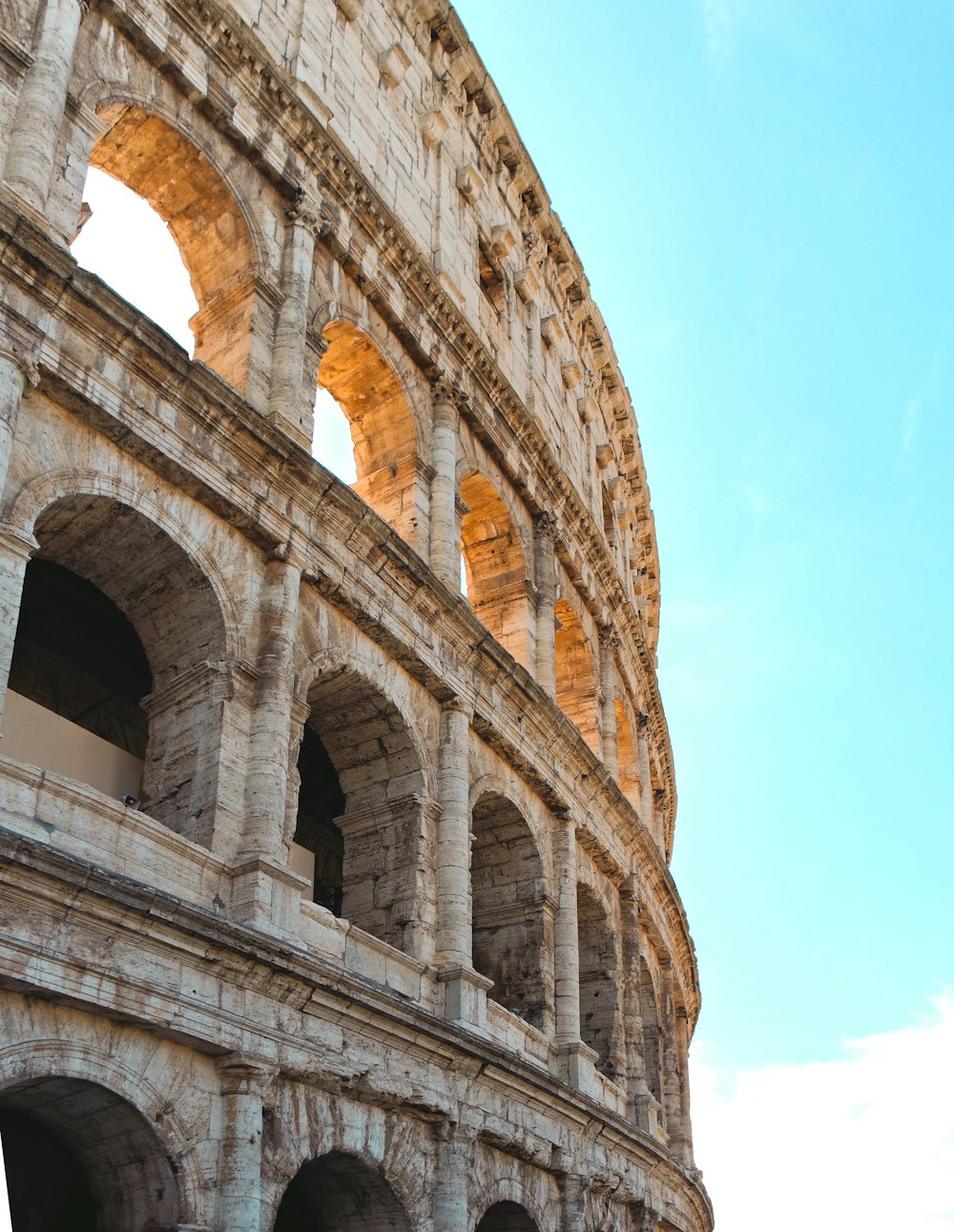 Fotografía de ángulo bajo del Coliseo durante el día