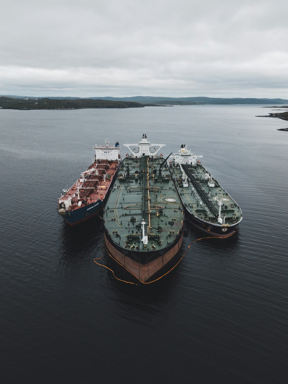 Navires noirs et bruns sous un ciel nuageux