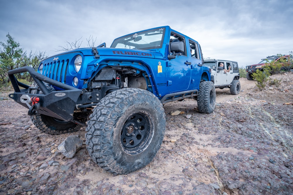 SUV Jeep Wrangler blu durante la foto diurna