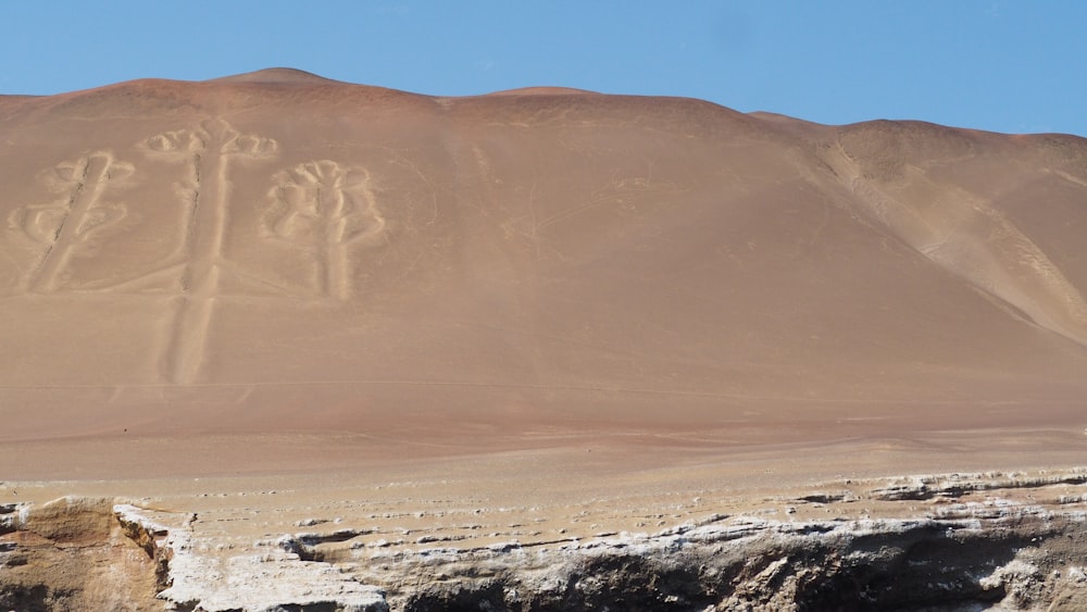 Brauner Berg während des Tages Foto