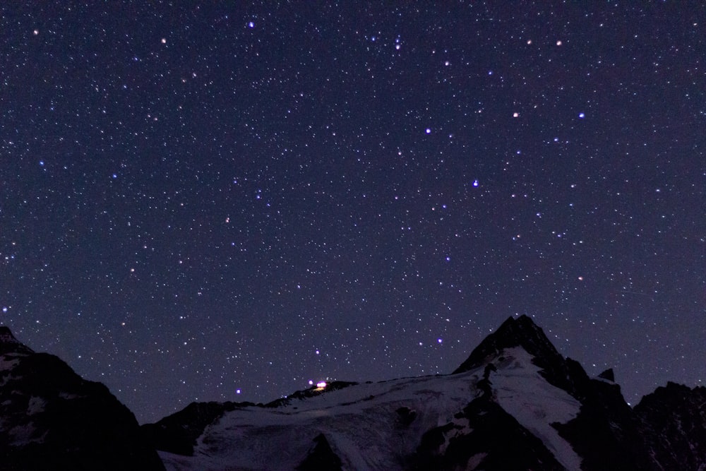 Vista della notte stellata in montagna