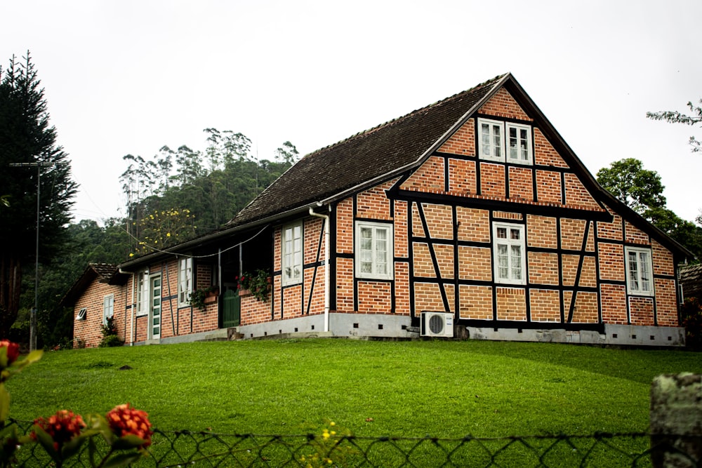 Casa de madera marrón