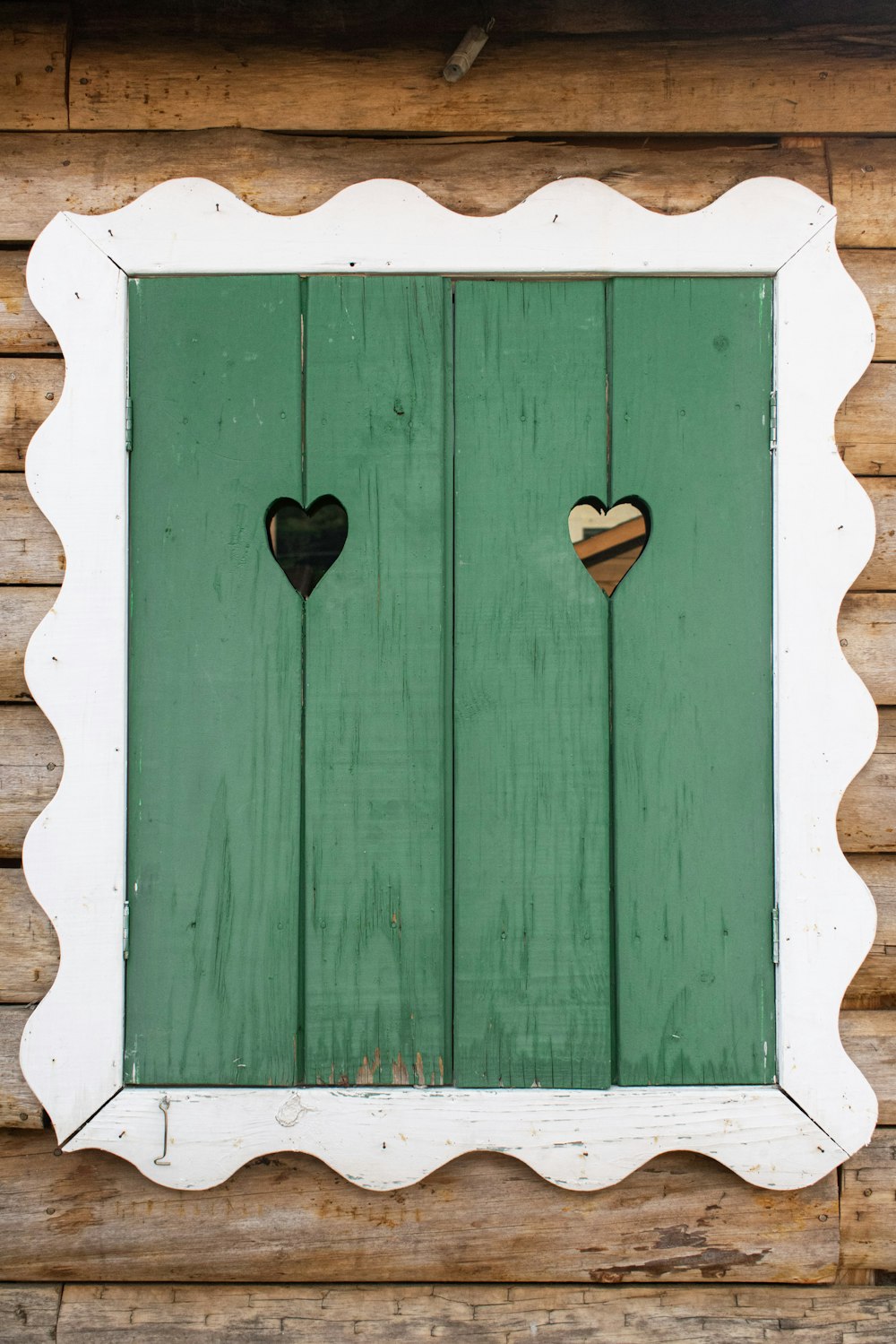 puerta de madera verde cerrada