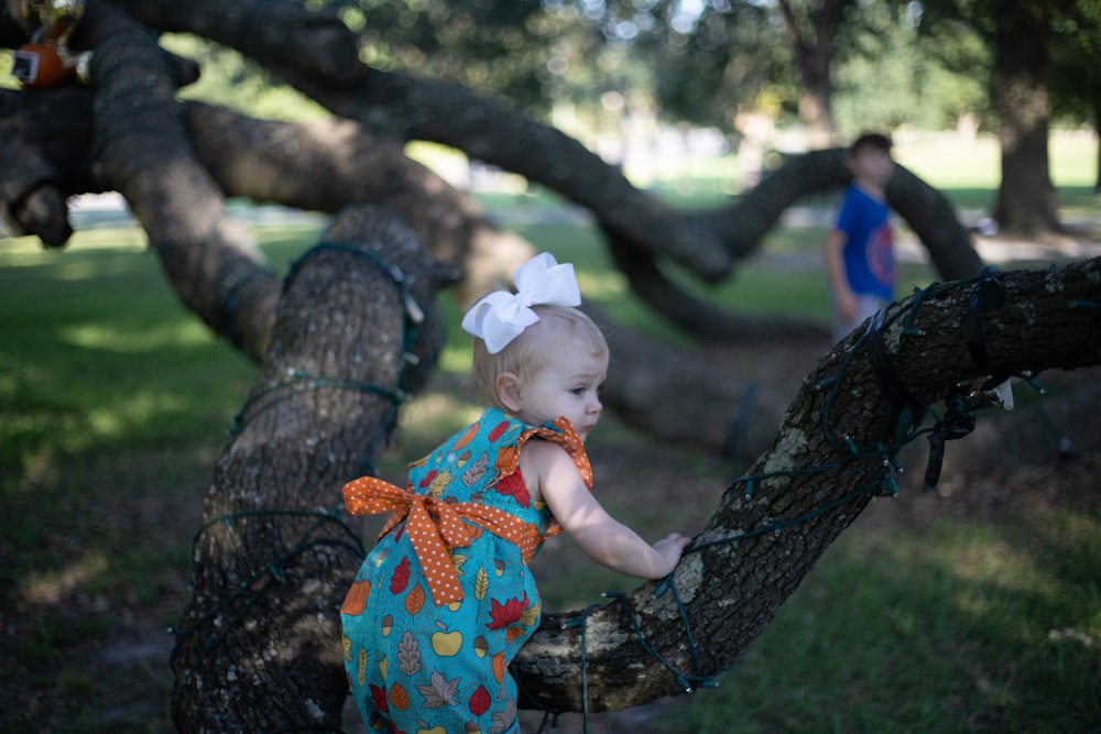 Baby auf Baum
