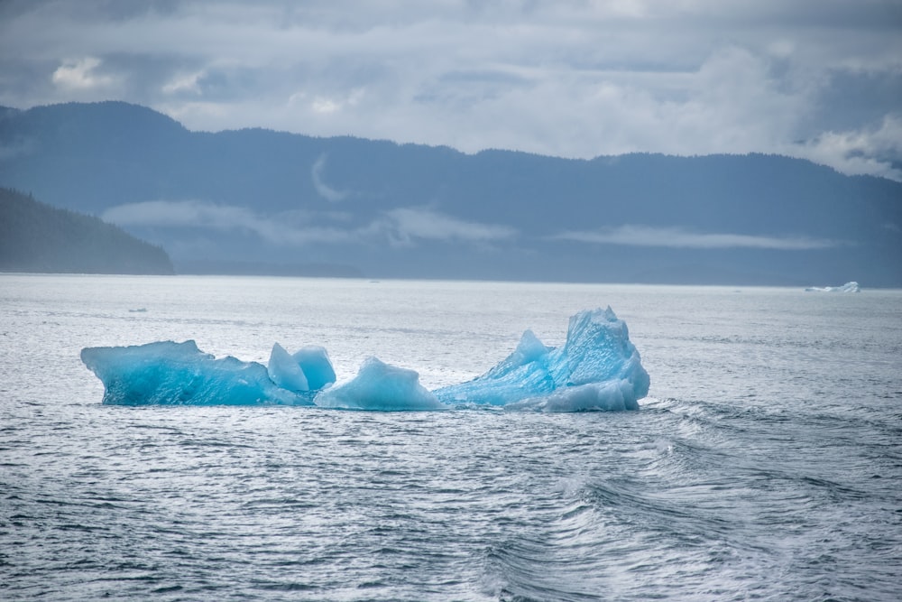 formación de hielo blanco y azul en la montaña de observación del mar durante el día