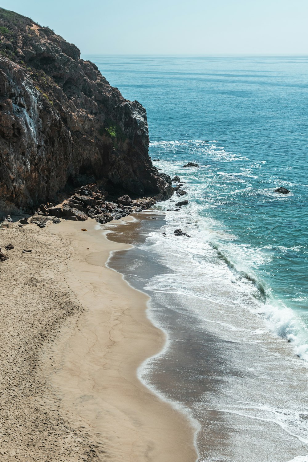aerial photography of beach cliff during daytime