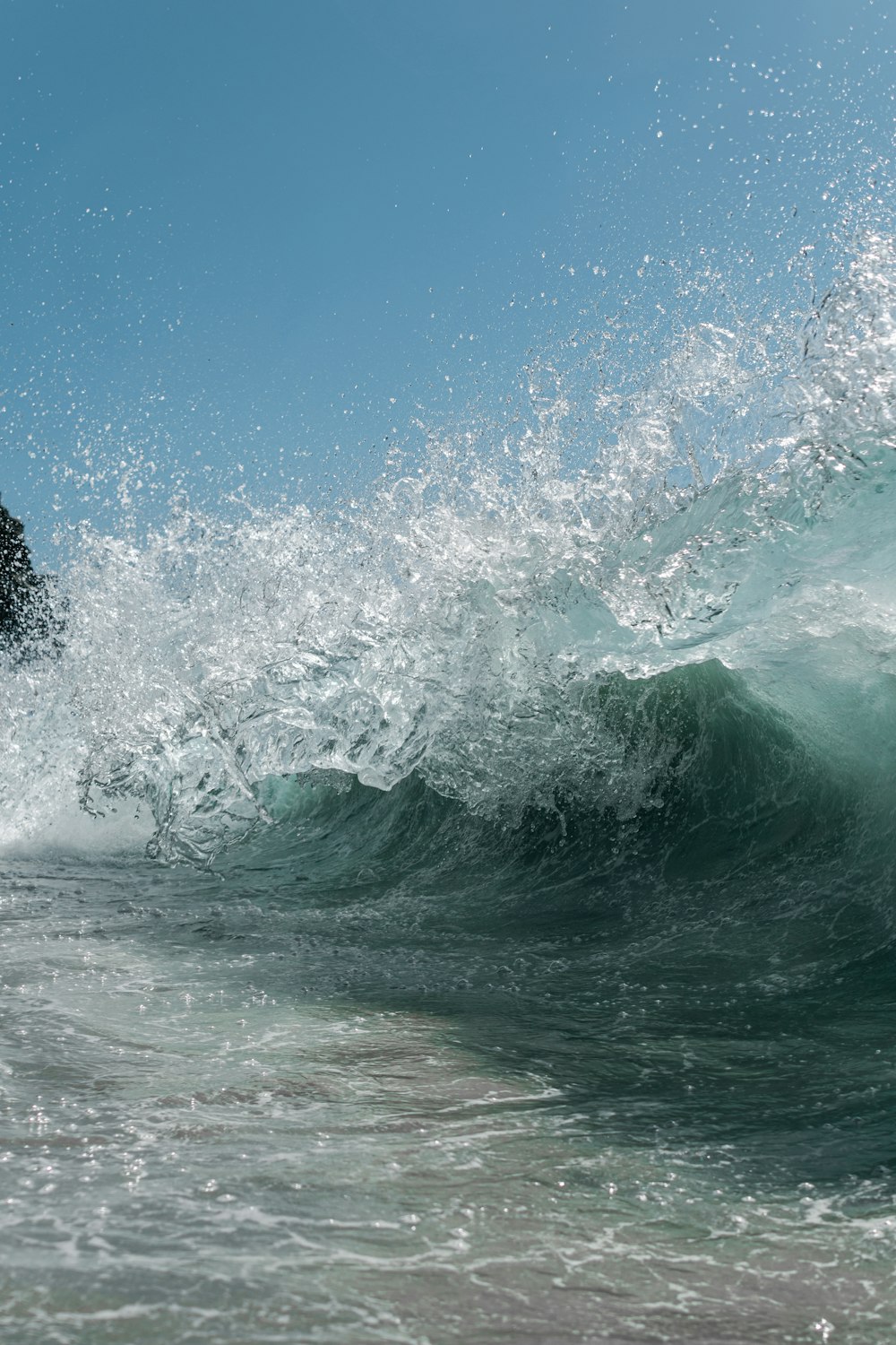 Photographie en accéléré d’une vague de mer éclaboussante