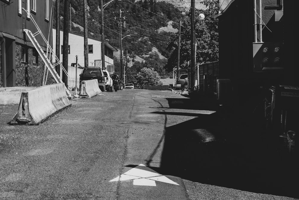 Una foto en blanco y negro de una calle vacía