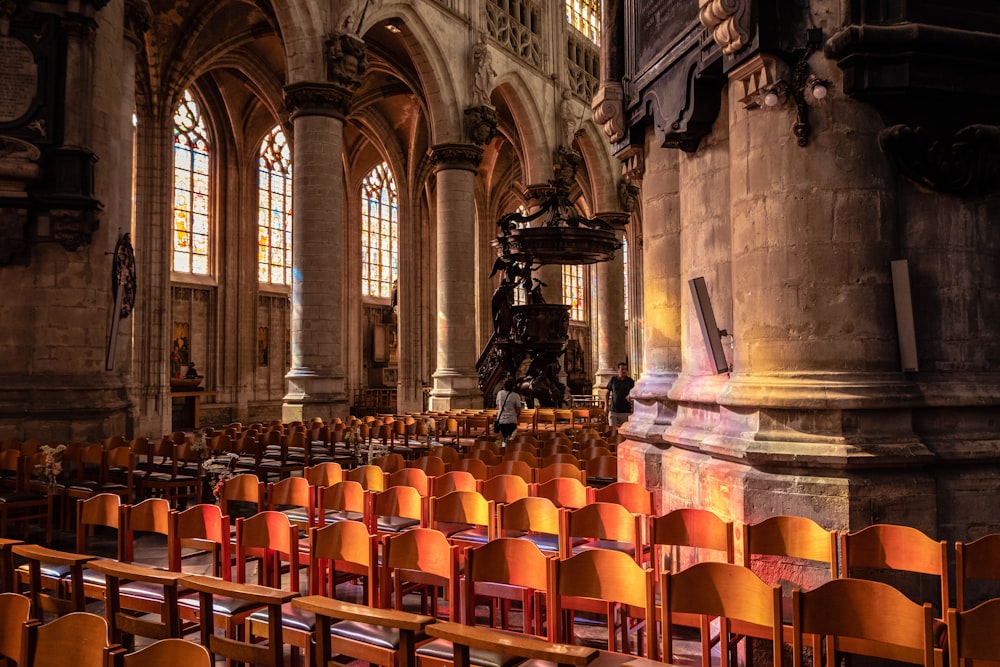 Braune Holzstühle in einer Kathedrale